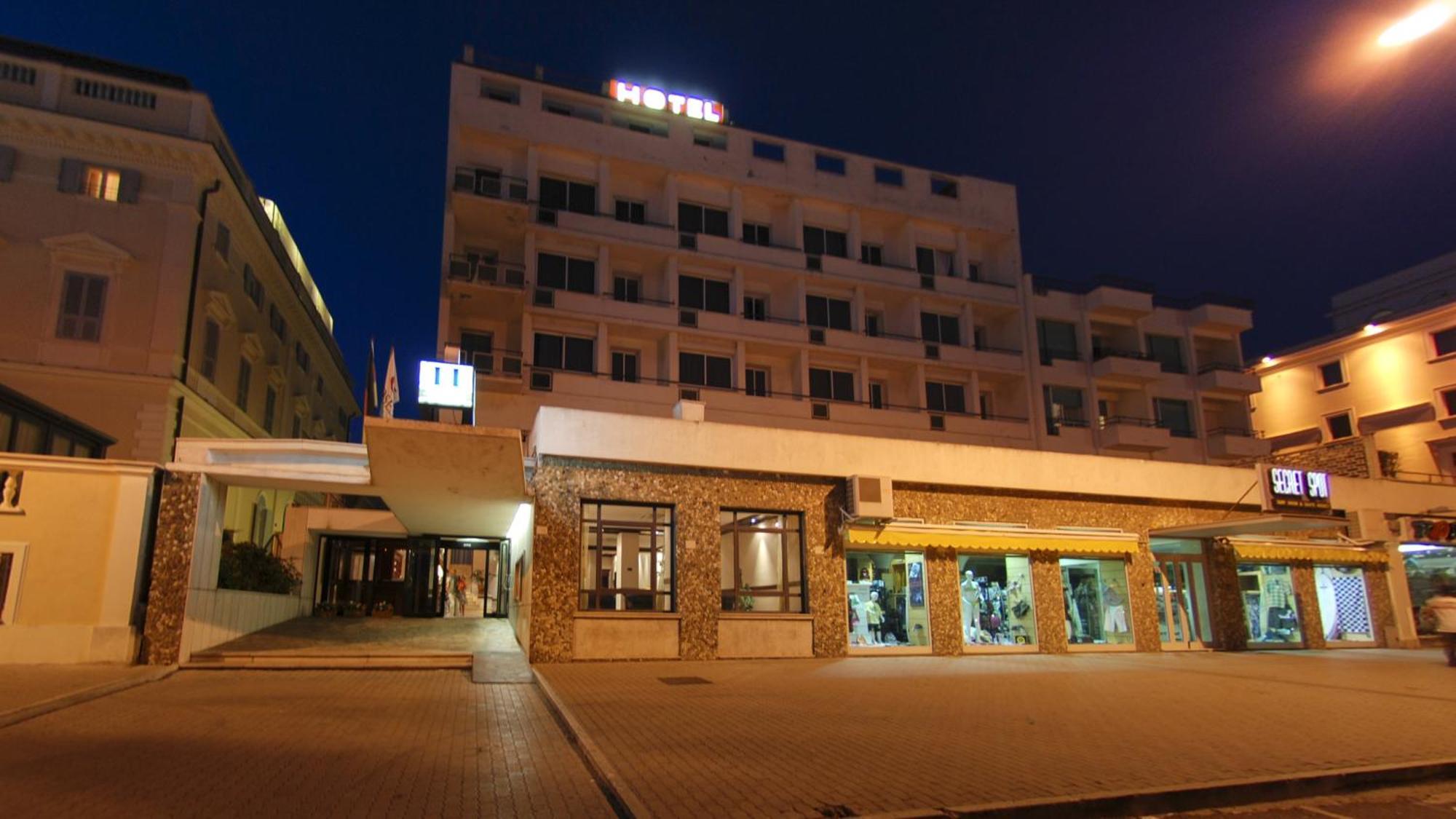 Hotel Mediterraneo Чивітавекк'я Екстер'єр фото