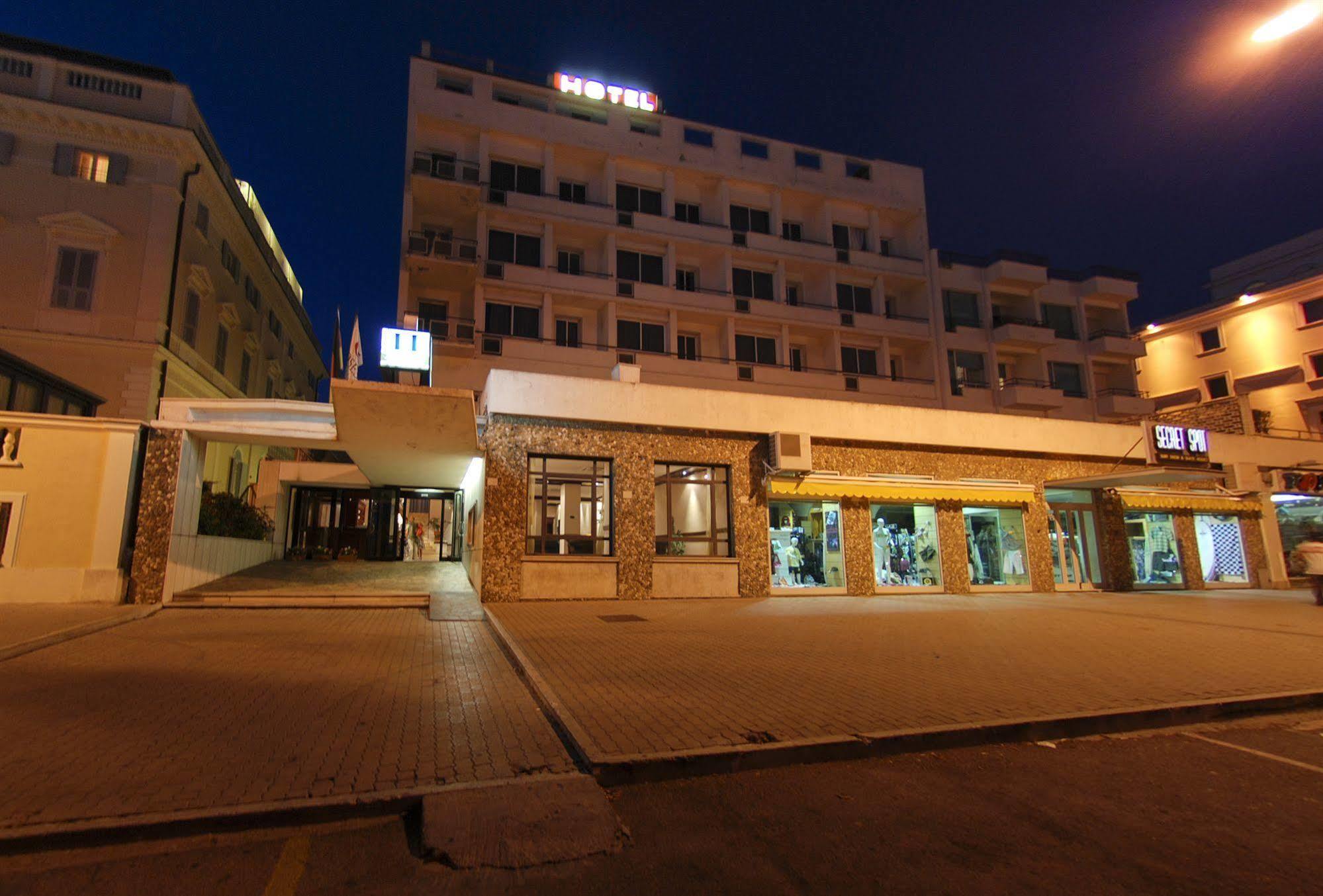 Hotel Mediterraneo Чивітавекк'я Екстер'єр фото